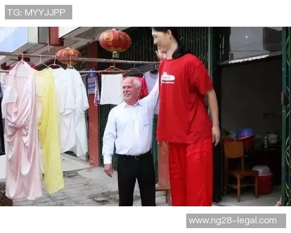 路人神似姚明引发热议网友纷纷点赞称其为人间巨人