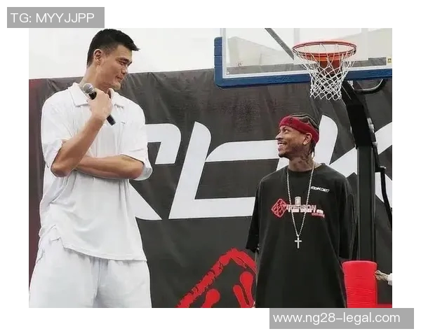 姚明与艾佛森深情拥抱瞬间展现篮球友谊与尊重的美好画面 姚明与艾佛森深情拥抱瞬间展现篮球友谊与尊重的美好画面